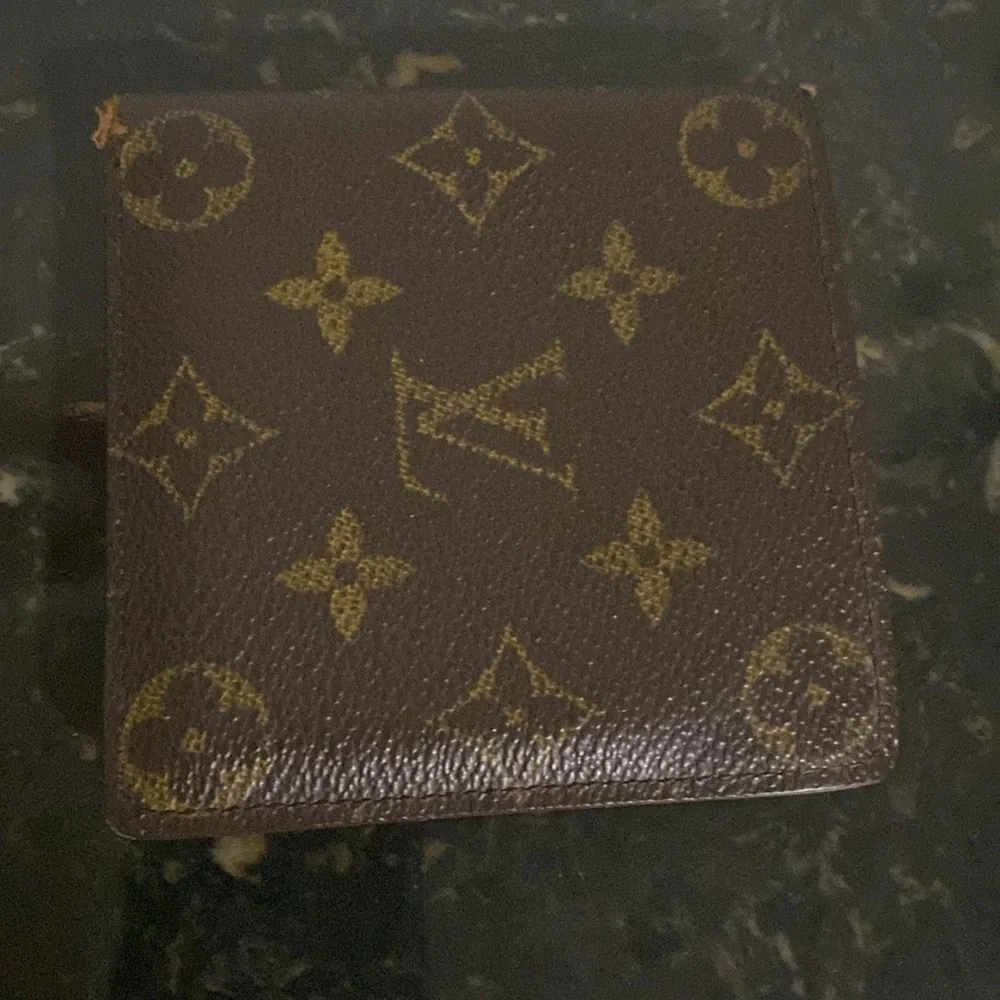 Authentic Louis Vuitton vintage wallet, monogram Needs love on inside (inside)